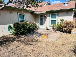 Charming 2 bedroom 1-bathroom Duplex unit features a prime location