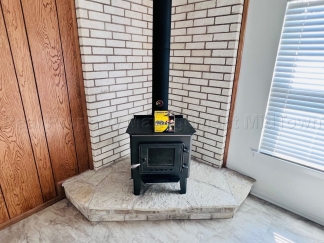 Charming 2 bedroom 1-bathroom Duplex unit features a prime location