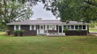 3 Bedroom Home in Greenwood!