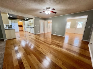 3 Bedroom Home in Greenwood!