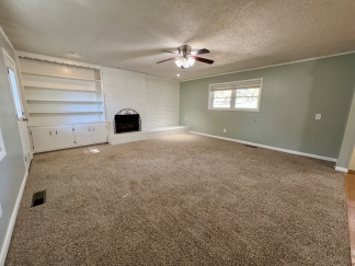 3 Bedroom Home in Greenwood!