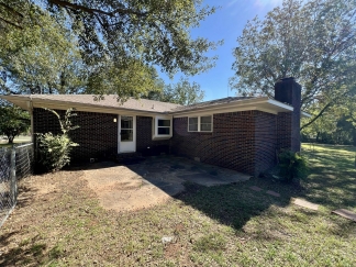 3 Bedroom Home in Greenwood!