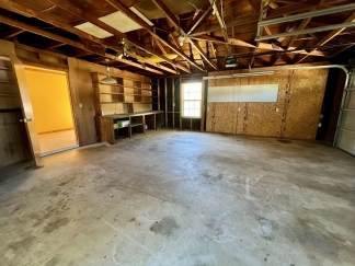 3 Bedroom Home in Greenwood!