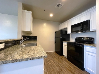 Charming 2 Bed 1 Bath Apartment: Your Perfect Retreat in the Heart of the City! $500 OFF FIRST FULL MONTHS RENT!-AVAILABLE NOW!