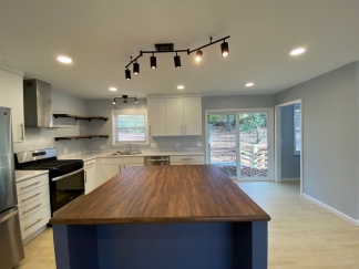 3 Bedroom House! On Bus Route- Walking Distance UofA Campus l!