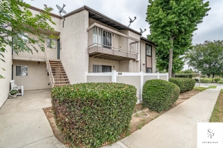 Modern and Cozy Rancho Cucamonga Townhouse with Hardwood Floors!