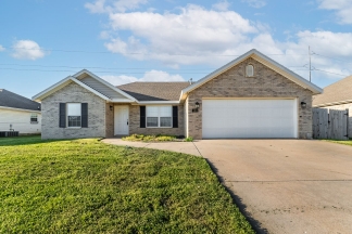 Centerton Sanctuary: 3-Bedroom, 2-Bathroom Rental with Expansive Backyard