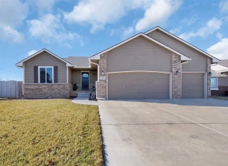 BEAUTIFUL 4 bedroom - 3 bathroom home with outdoor kitchen in Haysville!