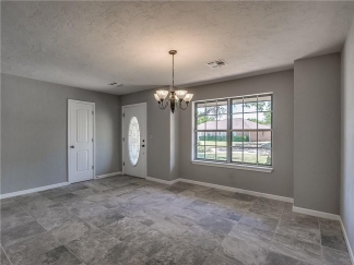 Stunning 4 bedroom home with bonus room near Lake Hefner!