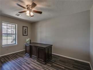 Stunning 4 bedroom home with bonus room near Lake Hefner!