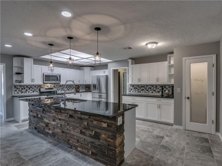 Stunning 4 bedroom home with bonus room near Lake Hefner!