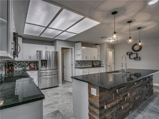 Stunning 4 bedroom home with bonus room near Lake Hefner!