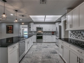 Stunning 4 bedroom home with bonus room near Lake Hefner!