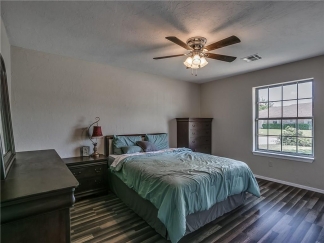 Stunning 4 bedroom home with bonus room near Lake Hefner!