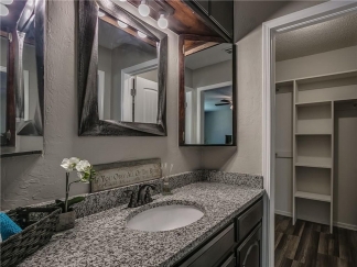 Stunning 4 bedroom home with bonus room near Lake Hefner!