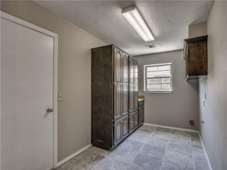 Stunning 4 bedroom home with bonus room near Lake Hefner!