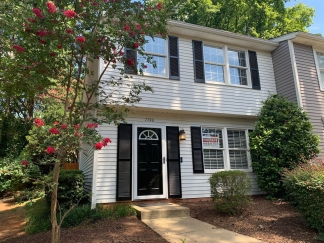 Trendy Renovated Raleigh Townhome In Raleigh, Lawn Care & Crown Oaks Amenities Too!
