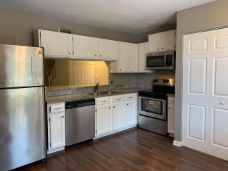 Trendy Renovated Raleigh Townhome In Raleigh, Lawn Care & Crown Oaks Amenities Too!