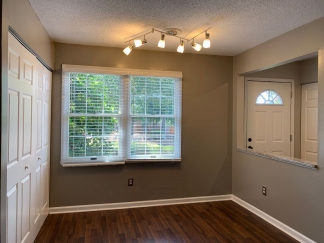 Trendy Renovated Raleigh Townhome In Raleigh, Lawn Care & Crown Oaks Amenities Too!