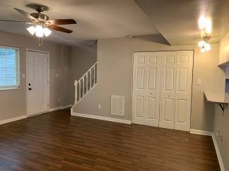 Trendy Renovated Raleigh Townhome In Raleigh, Lawn Care & Crown Oaks Amenities Too!