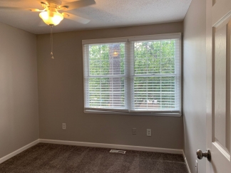 Trendy Renovated Raleigh Townhome In Raleigh, Lawn Care & Crown Oaks Amenities Too!