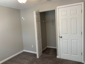 Trendy Renovated Raleigh Townhome In Raleigh, Lawn Care & Crown Oaks Amenities Too!