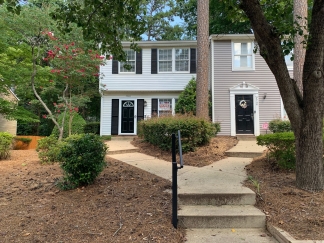Trendy Renovated Raleigh Townhome In Raleigh, Lawn Care & Crown Oaks Amenities Too!