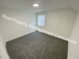 Harrisonville home 3 Beds | 2 Baths | Pet-Friendly | On site laundry