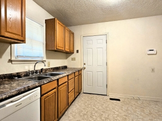 Lovely 2 Bedroom Home With A 1 Car Garage! $200 OFF FIRST FULL MONTHS RENT!!