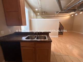 $950 MOVE-IN SPECIAL (does not include application or pet fee) Downtown Studio Apartment