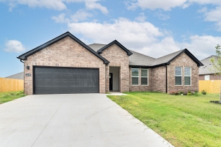 "Charming 3-Bedroom, 2-Bathroom Rental in Tranquil Pea Ridge Neighborhood"