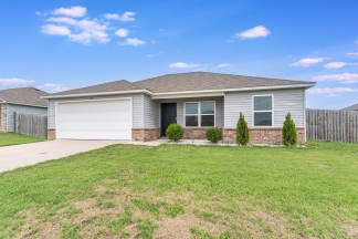 Charming 3-Bedroom Pet-Friendly Home with Fenced Yard in Bentonville