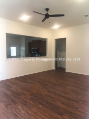 HALF OFF MOVE IN RENT! 3 Bed 2 Bath Stunning house in Pocola!!