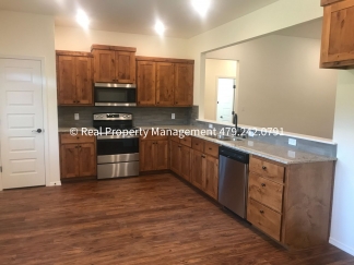 HALF OFF MOVE IN RENT! 3 Bed 2 Bath Stunning house in Pocola!!