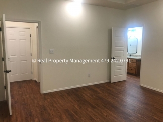 HALF OFF MOVE IN RENT! 3 Bed 2 Bath Stunning house in Pocola!!