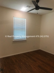 HALF OFF MOVE IN RENT! 3 Bed 2 Bath Stunning house in Pocola!!