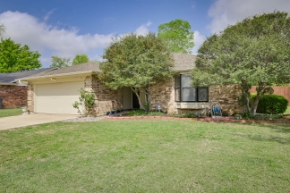 Affordable Corner lot home in Mansfield High District.