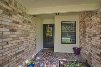 Affordable Corner lot home in Mansfield High District.