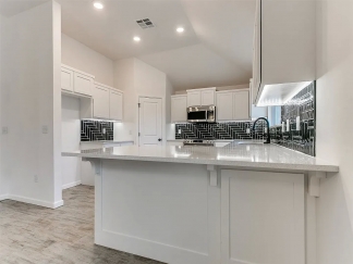 Stunning 3 bedroom 2 bath in Midwest City!