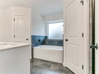 Stunning 3 bedroom 2 bath in Midwest City!