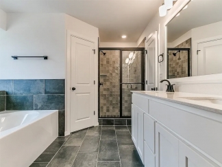 Stunning 3 bedroom 2 bath in Midwest City!