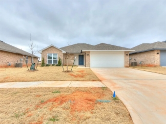 Stunning 3 bedroom 2 bath in Midwest City!