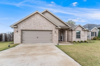 Charming 3-Bed, 2-Bath Pet-Friendly Rental in Pea Ridge with Spacious Layout!