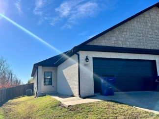 Beautiful 3 Bed/2 Bath Single Story Duplex in Chaffee Crossing! **Move In Special!**