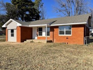 Welcome Home: Charming 3 bedroom, 1 bathroom home located in Del City!