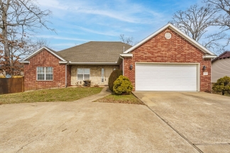 Charming 4-Bedroom Home in Rogers with Beautiful Natural Light!