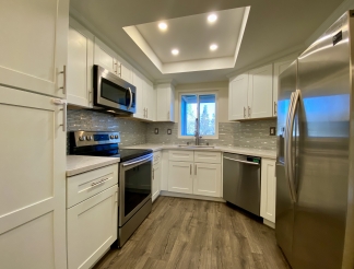 Modern 2BR Condo with Vaulted Ceilings & Amenities