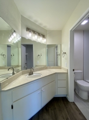 Modern 2BR Condo with Vaulted Ceilings & Amenities