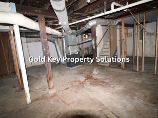 Spacious 3 BR 1 BA House with Dining Room and Fenced Backyard. (SECTION 8 APPROVED)