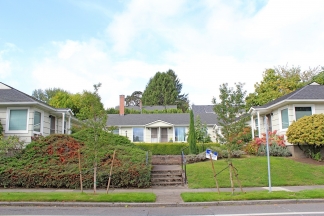 Spacious 2 Bedroom Apartment in Quiet Sellwood Courtyard Complex